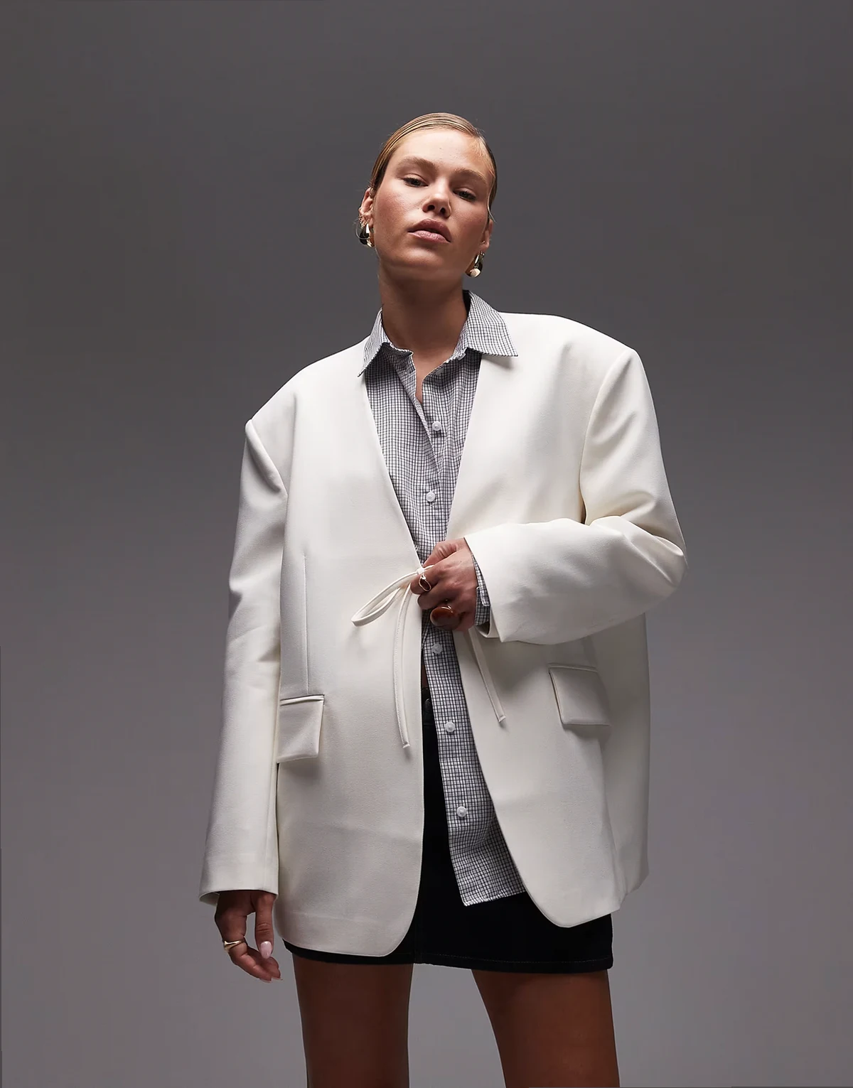 – Kragenloser Oversize-Blazer in Creme mit Bindedetail vorn