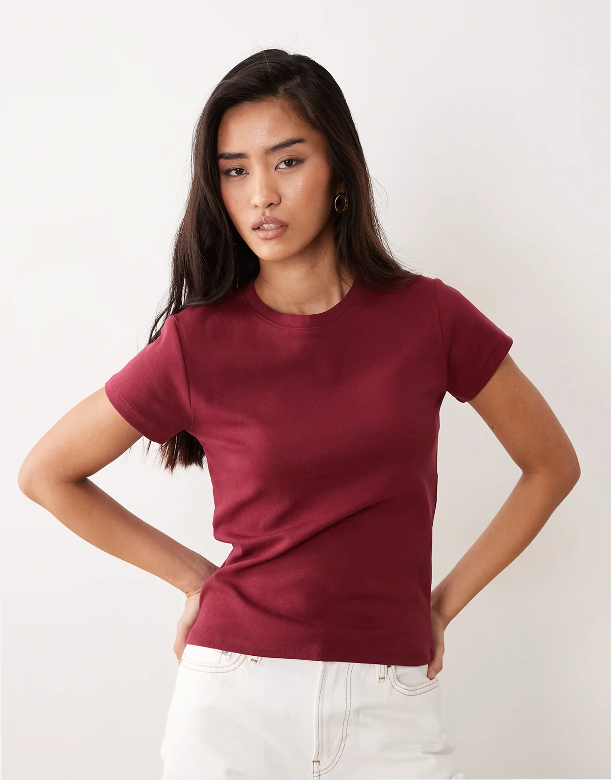 – Bordowy krótki i dopasowany T-shirt w stylu lat 90.