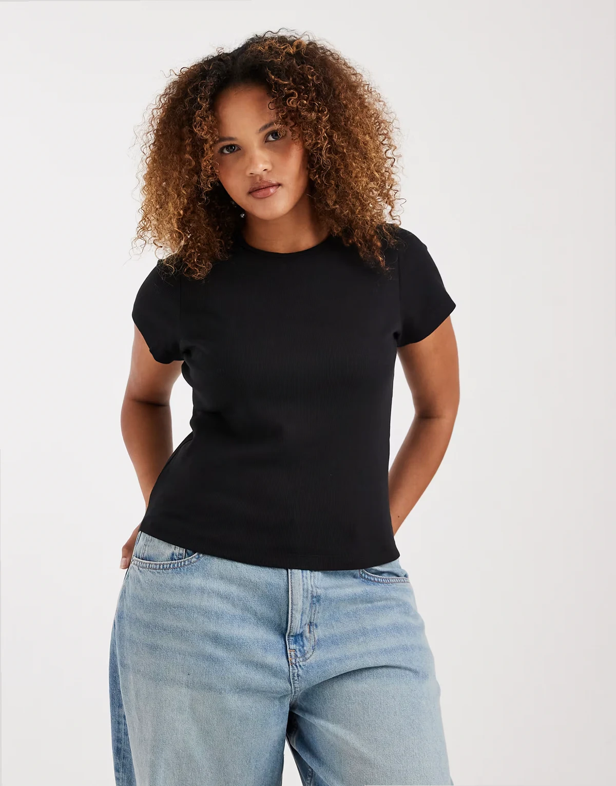 – Geripptes T-Shirt in Schwarz mit Rundhalsausschnitt