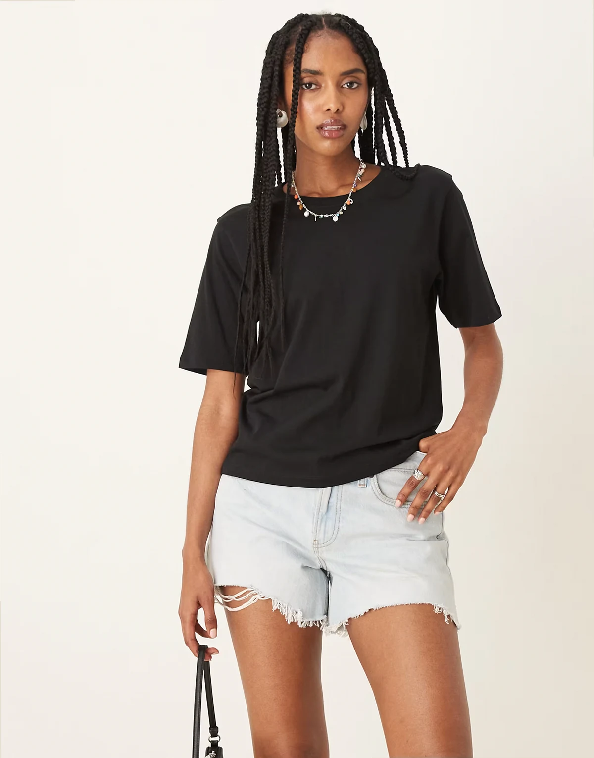 – Czarny T-shirt