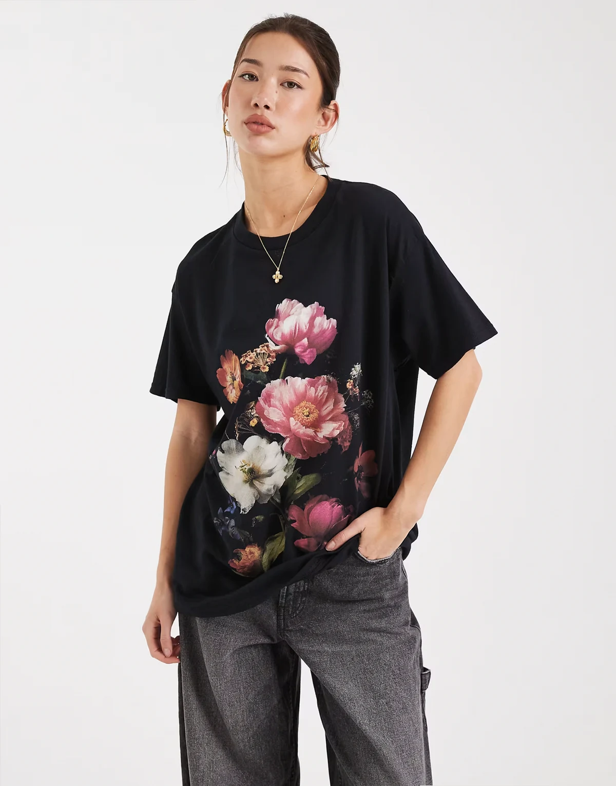 – Oversize-T-Shirt in Schwarz mit fotografischem Blumenmotiv