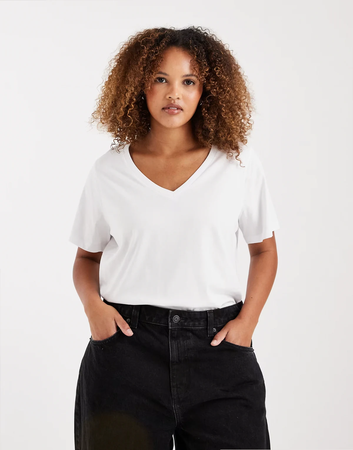 – Biały T-shirt z dekoltem w kształcie litery V