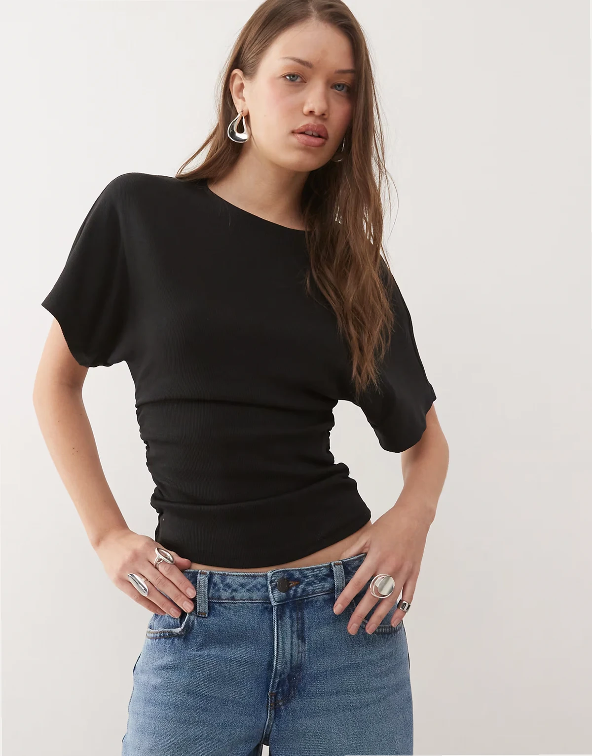 – T-Shirt in Schwarz mit geraffter Taille