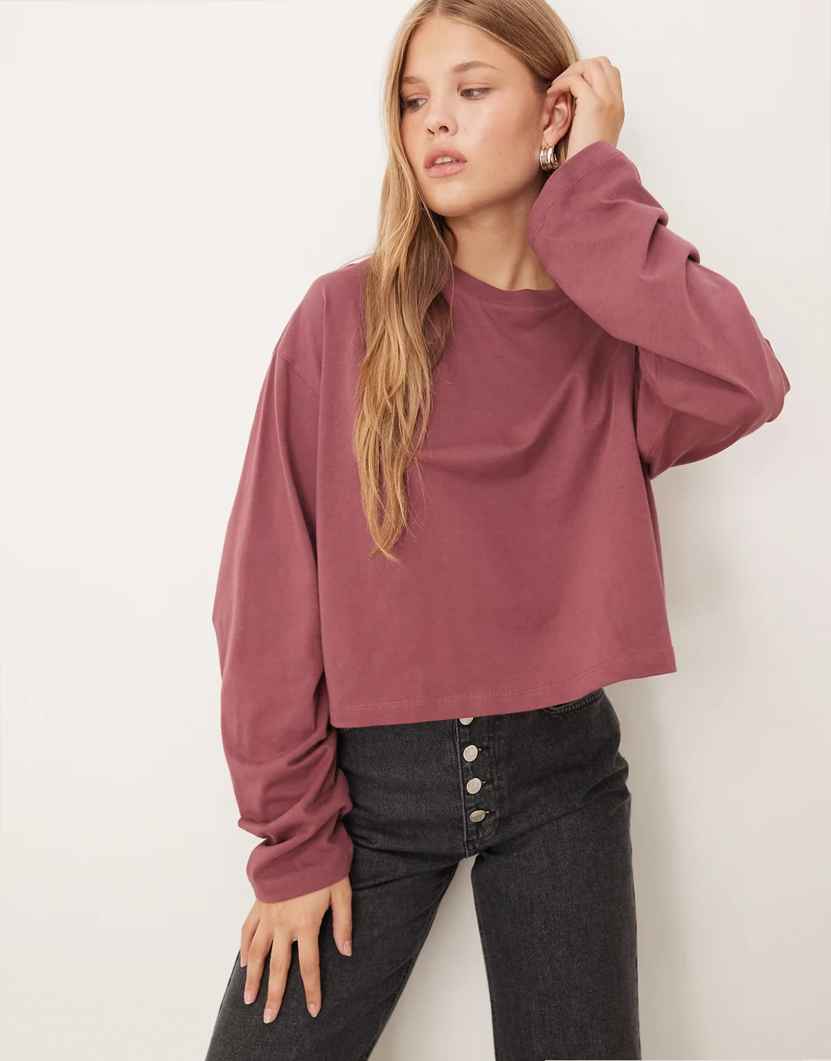 – T-shirt w ciemnym różanym kolorze o krótkim pudełkowym kroju z długimi rękawami