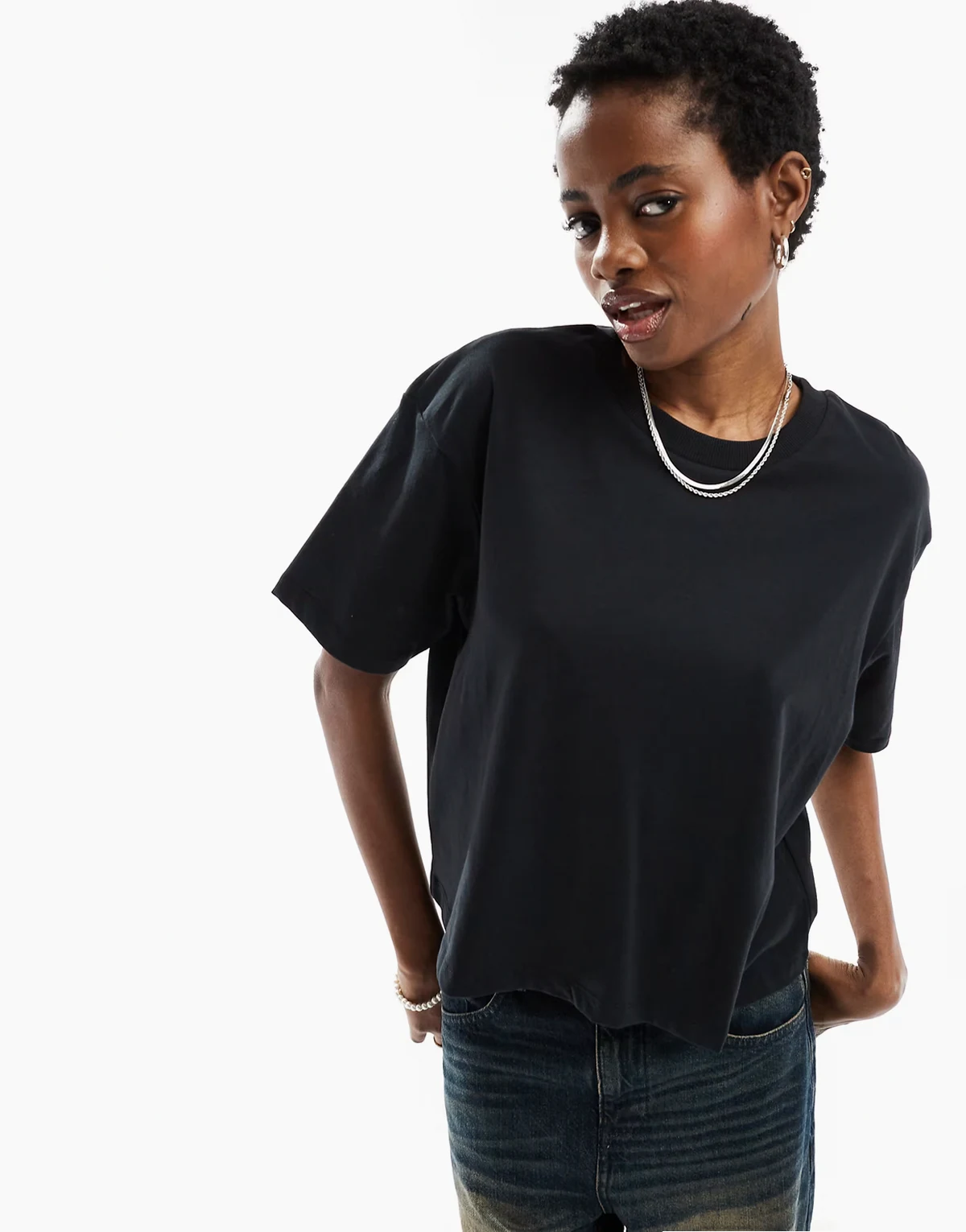 – Kurzärmliges, kastenförmiges T-Shirt in Schwarz