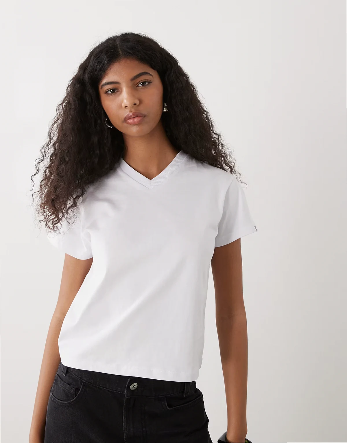 – Kurzärmliges T-Shirt mit V-Ausschnitt in Weiß