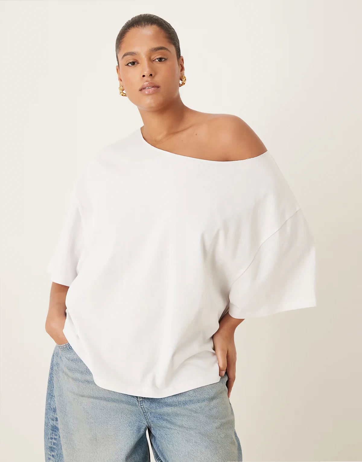 ASOS DESIGN Curve – Biały bardzo luźny T-shirt oversize z odsłoniętymi ramionami