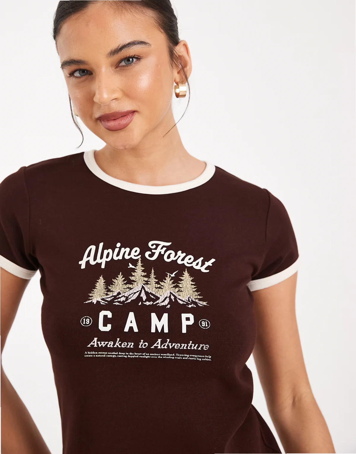 – Krótki ciemnobrązowy T-shirt z grafiką z kempingiem
