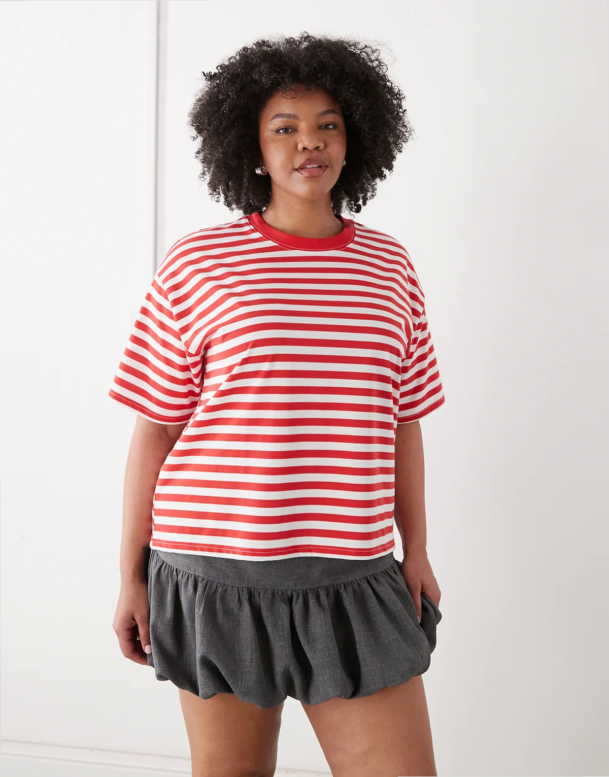 – Kastiges T-Shirt mit roten Streifen
