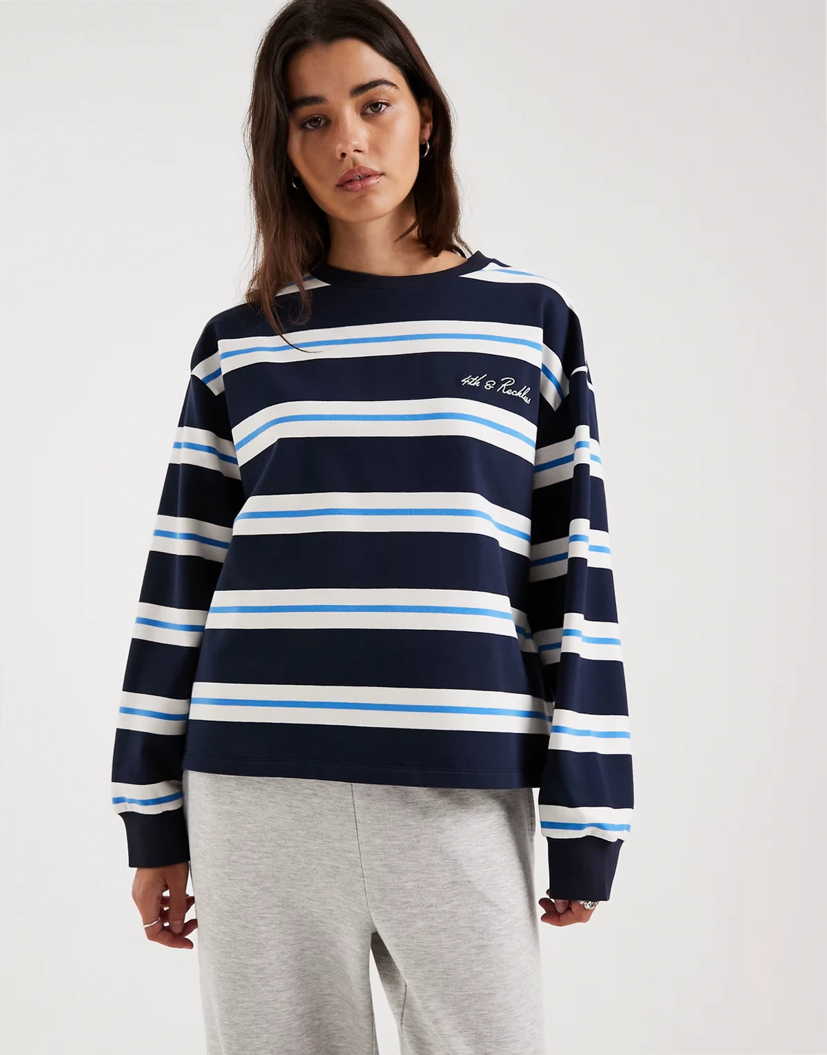 – Langärmliges Oversize-Shirt in Marineblau gestreift mit Rundhalsausschnitt, hohem Baumwollanteil und Logo-Stickerei