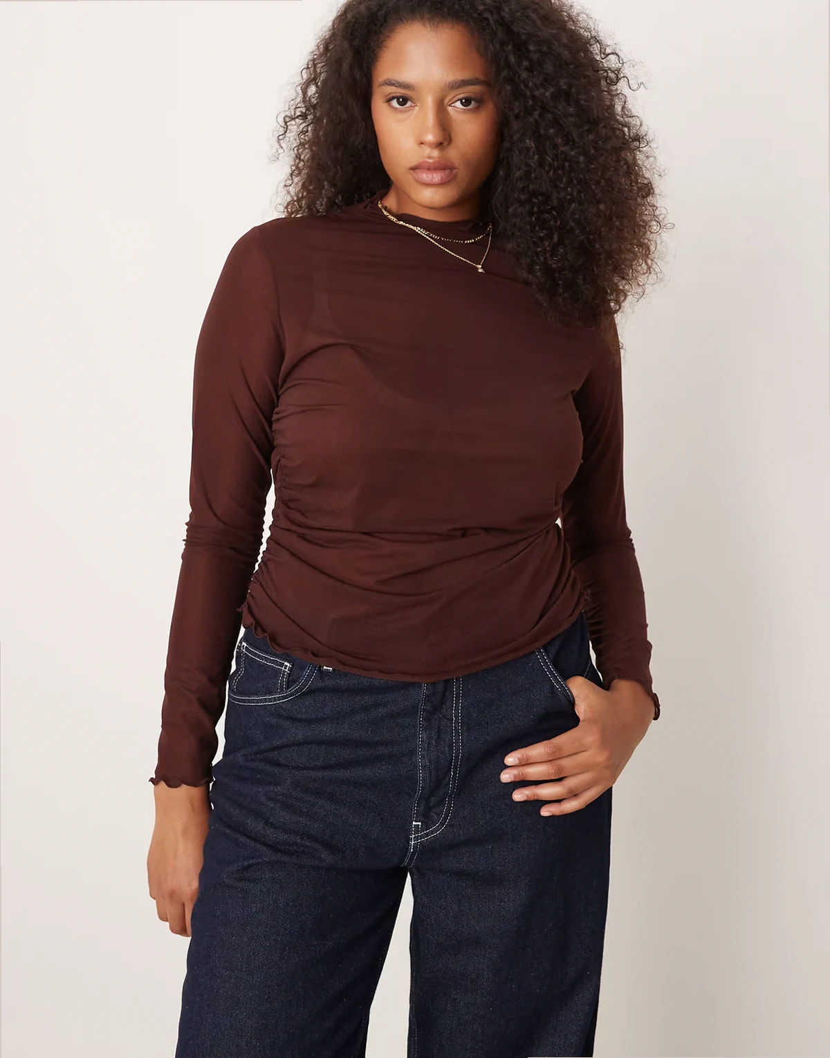ASOS DESIGN Curve – Czekoladowy top z długimi rękawami i golfem z lekko prześwitującej siateczki