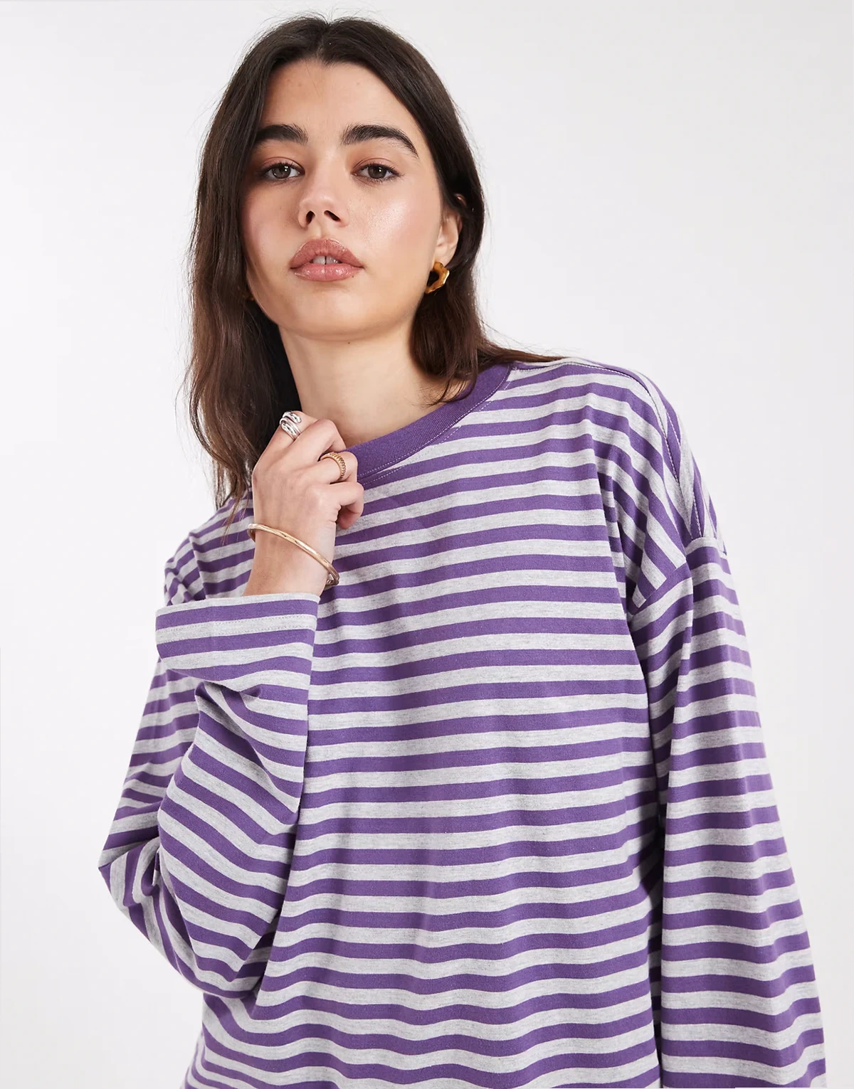 – Śliwkowy pudełkowy T-shirt oversize z długimi rękawami w paski