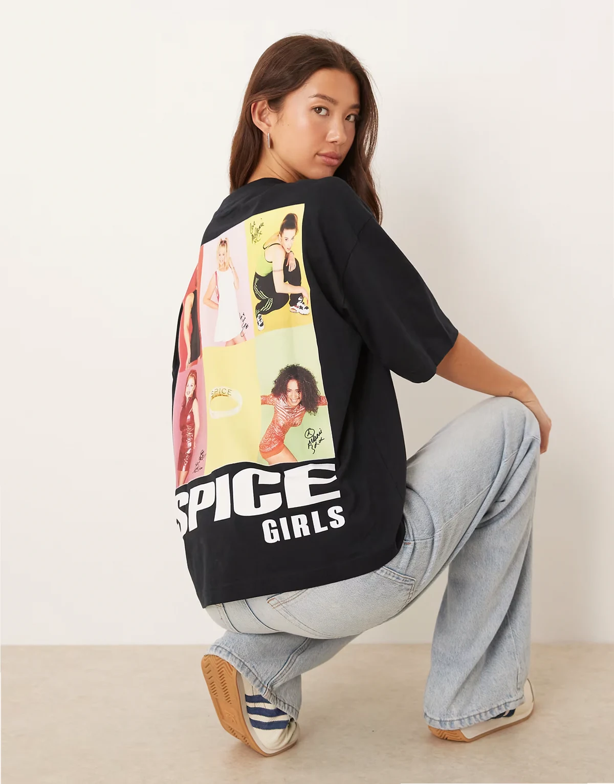 – Czarny T-shirt oversize z motywem Spice Girls