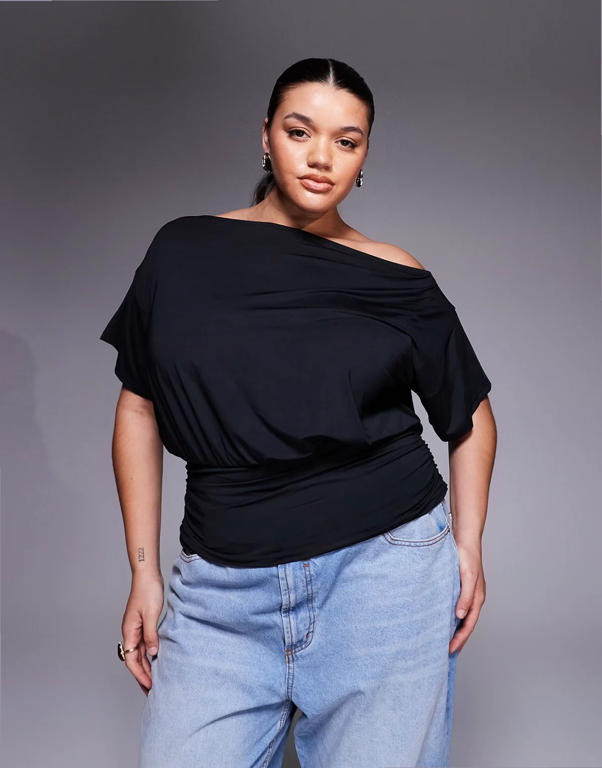 ASOS DESIGN Curve – Czarny asymetryczny zwężany w talii top o przylegającym fasonie na jedno ramię z krótkimi rękawami