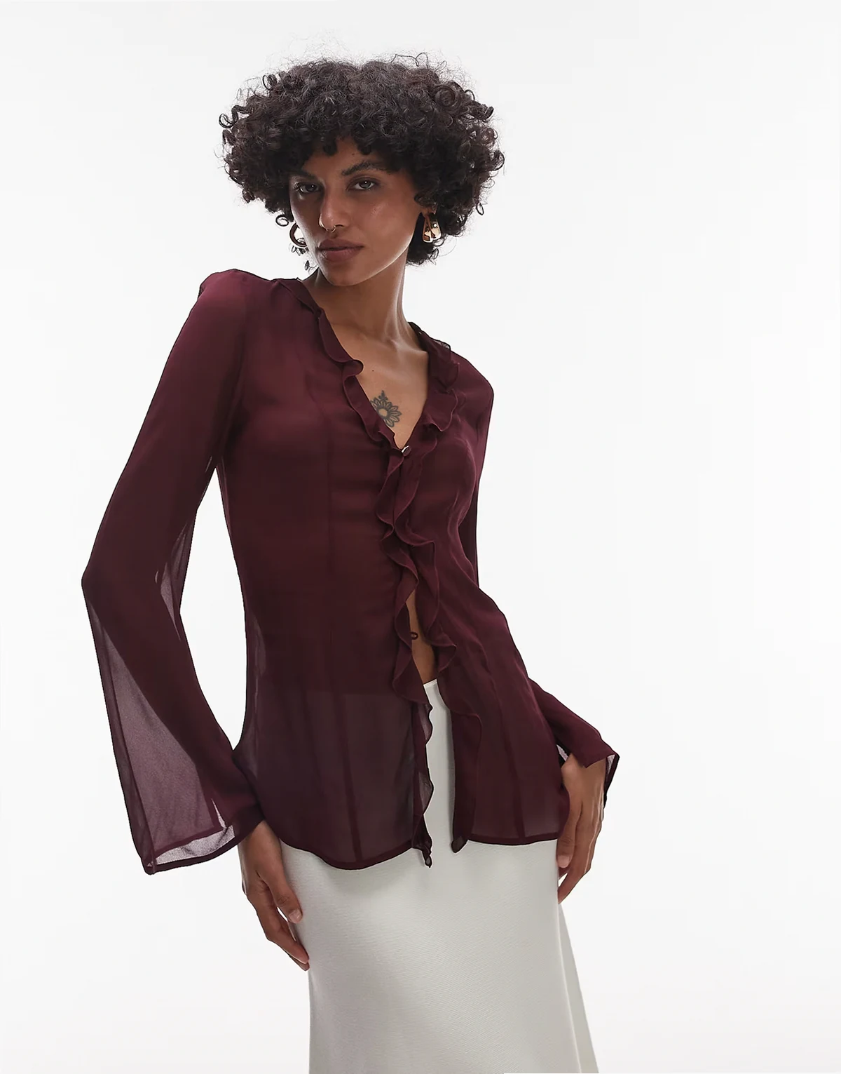 – Transparente Chiffon-Bluse in Burgunderrot mit Rüschen und gebundener Vorderseite