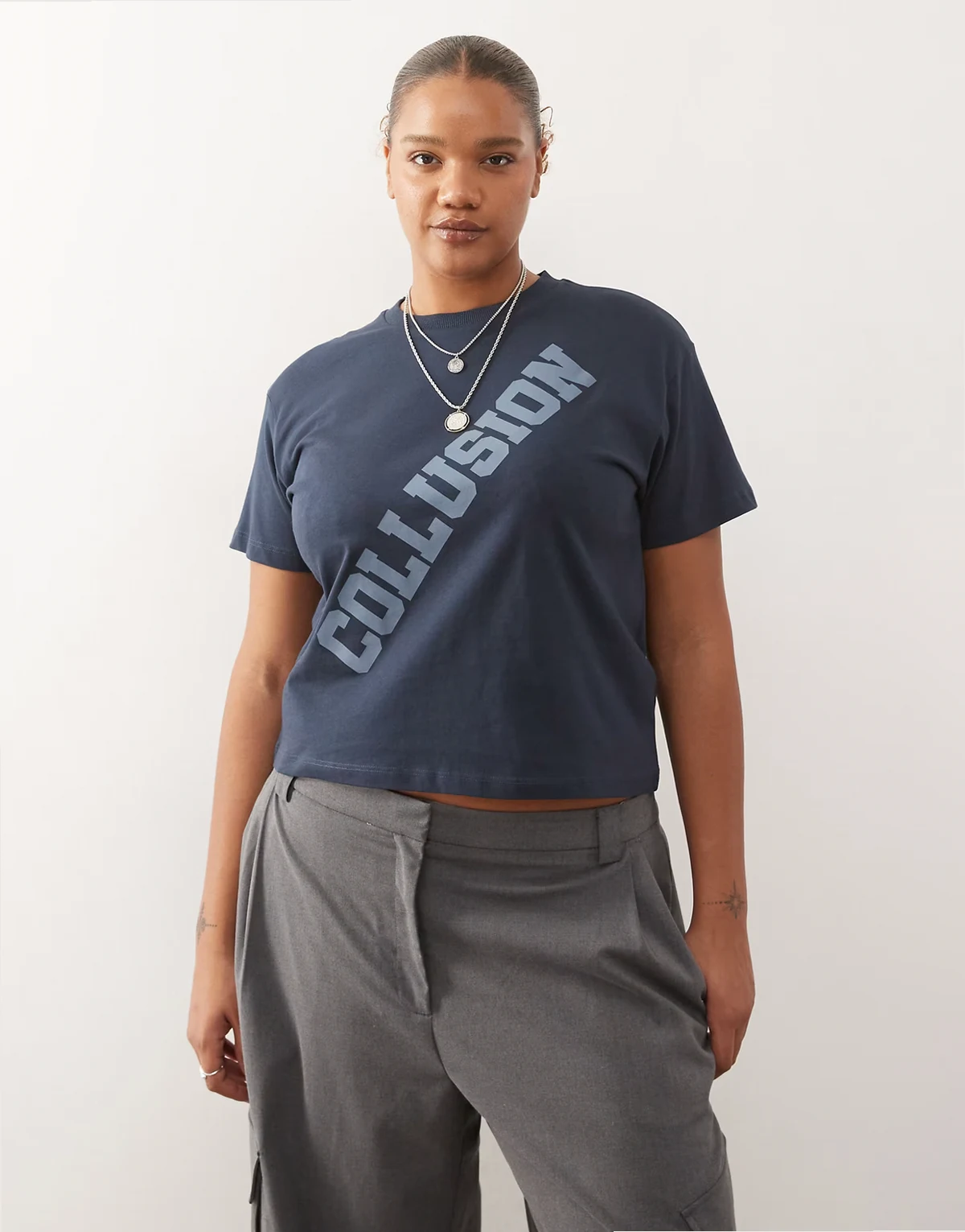 Plus – Anti-Fit-T-Shirt in Marineblau mit Logo