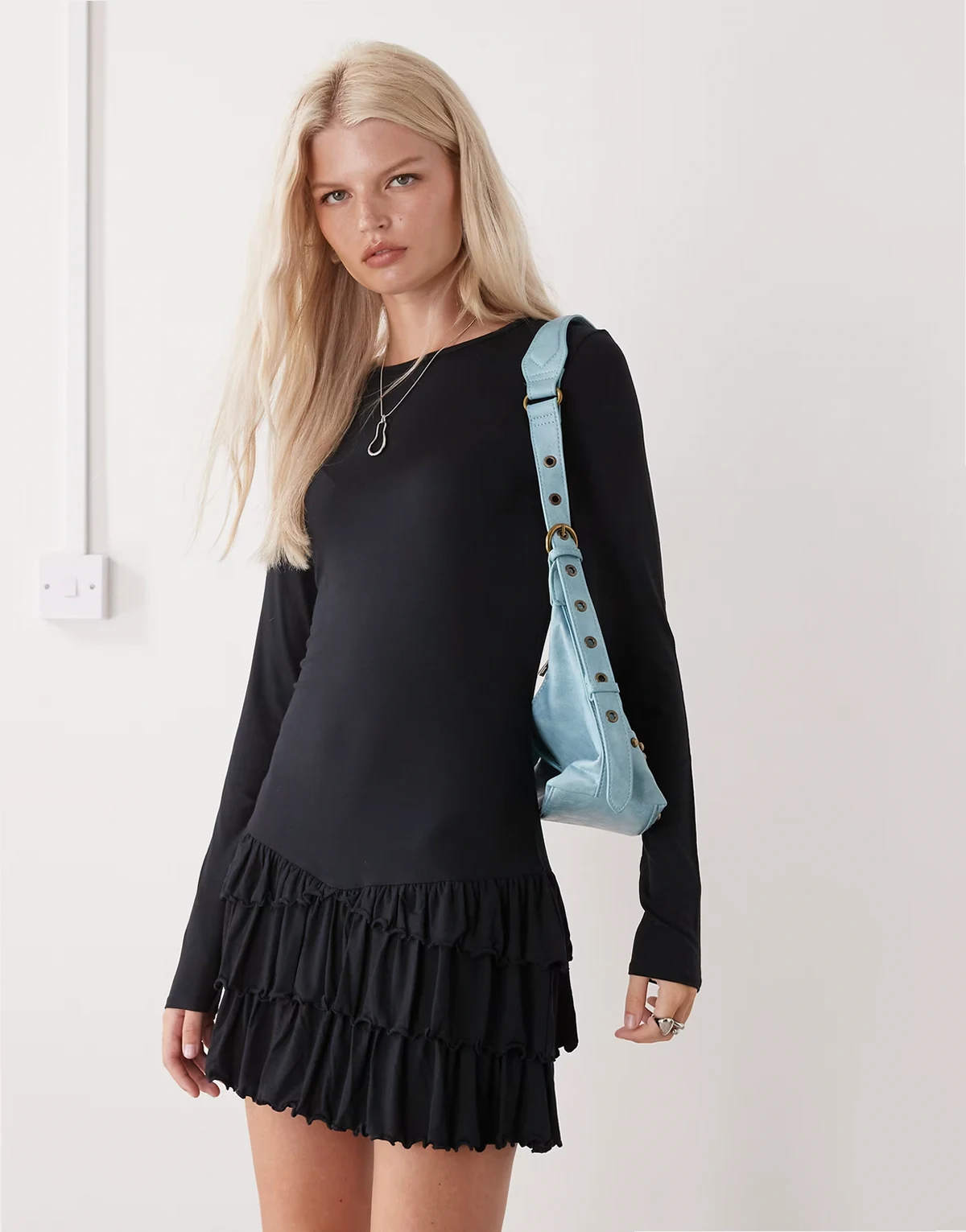 – Langärmliges Minikleid mit Rüschen