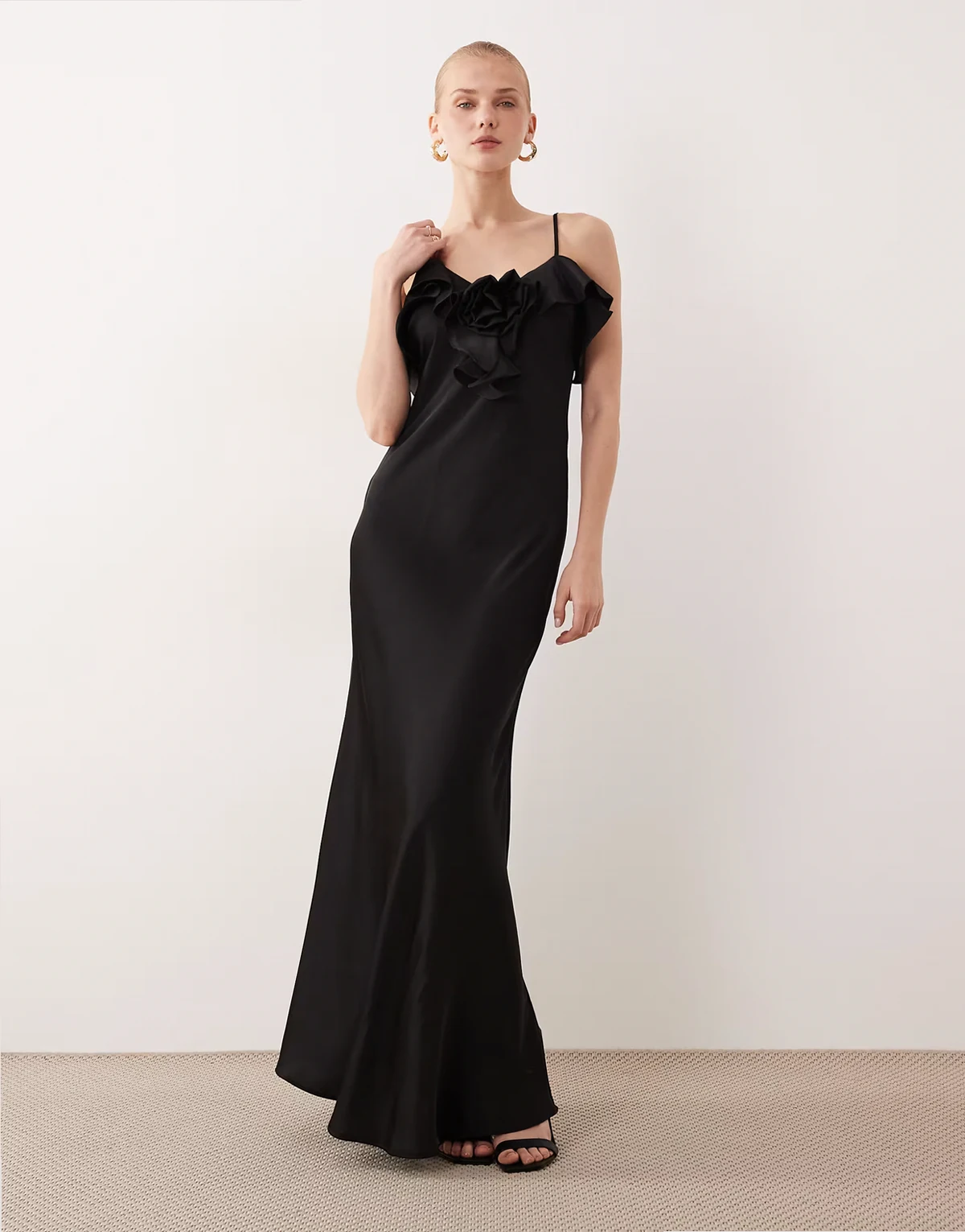 – Maxi-Trägerkleid aus schwarzem Satin mit Rüschendetail