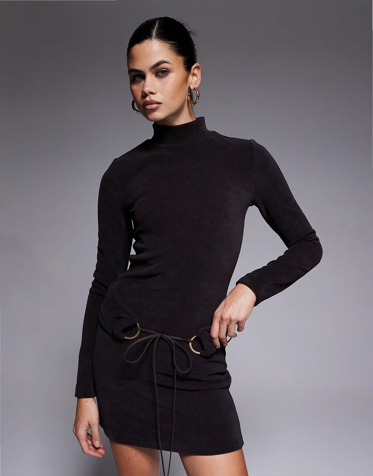 – Hochgeschlossenes Mini-Cordkleid in Schokoladenbraun mit Metalldetails