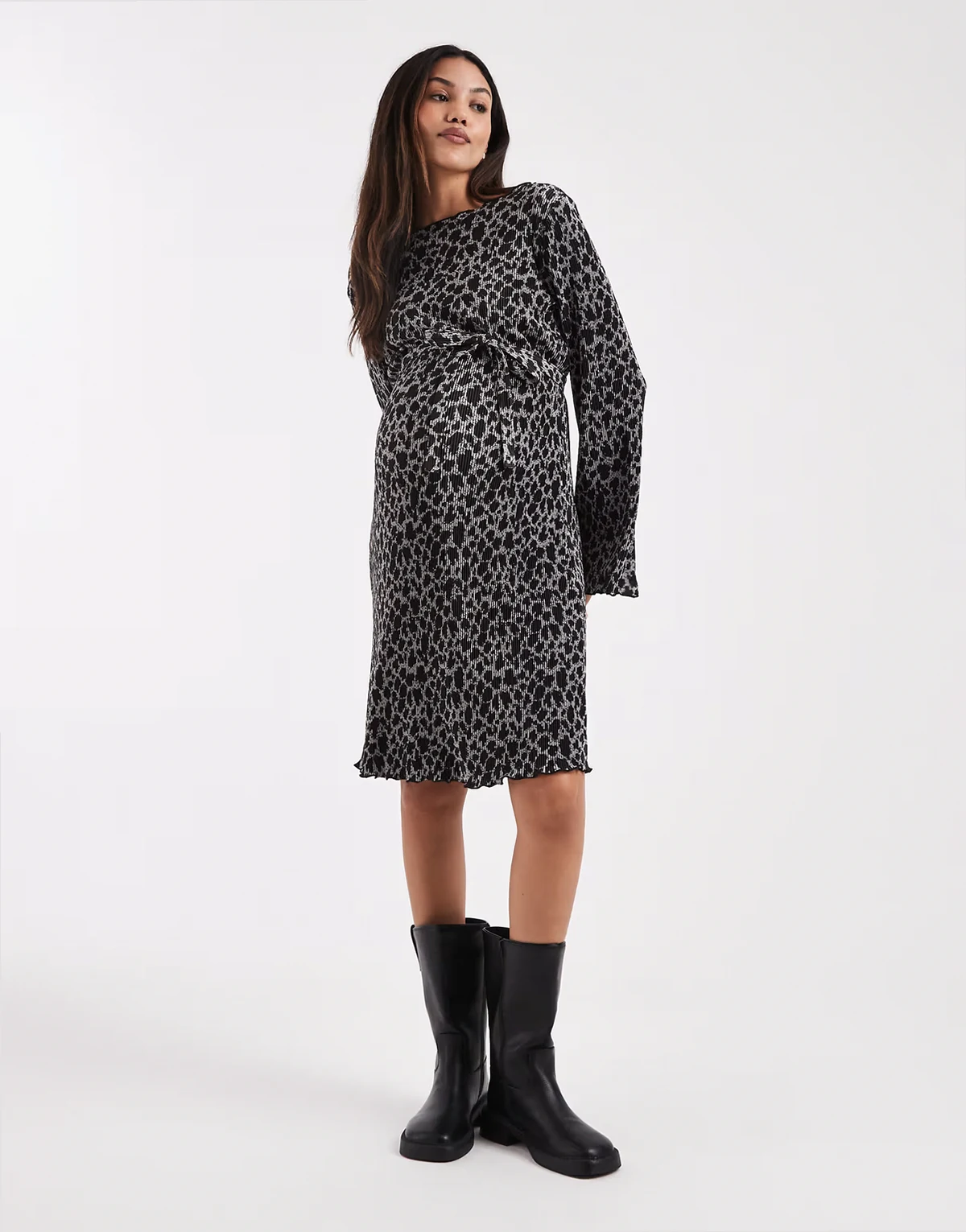 Mamalicious Maternity – Plissee-Minikleid in Grau mit Bindegürtel und Leopardenmuster
