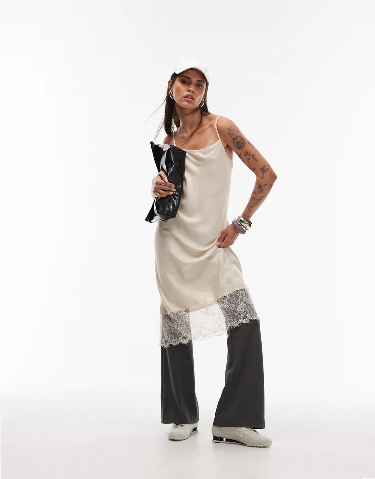 – Langes Camisole-Schlupfkleid in Creme mit Spitzenbesatz