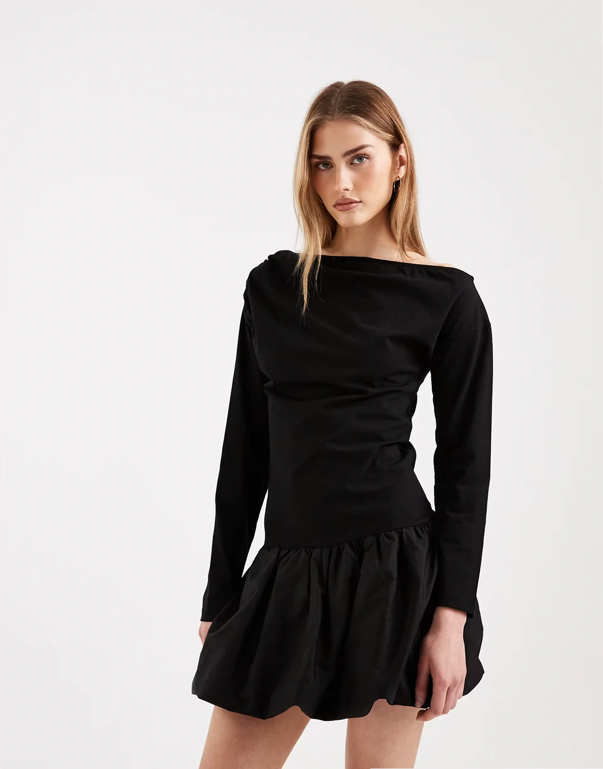 – Minikleid in Schwarz mit abfallender Schulterpartie und Ballonrock