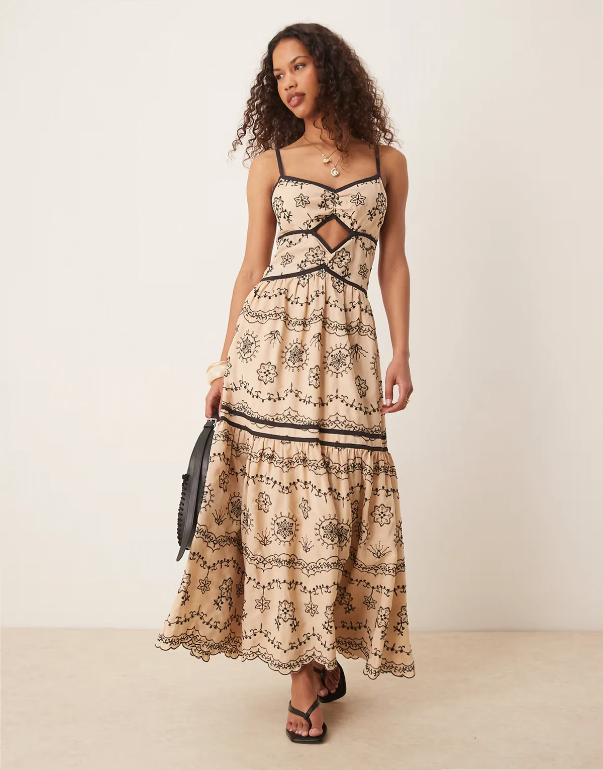 – Camisole-Maxikleid in Stein mit Cut-out, Stickereien und schwarzen Zierstreifen