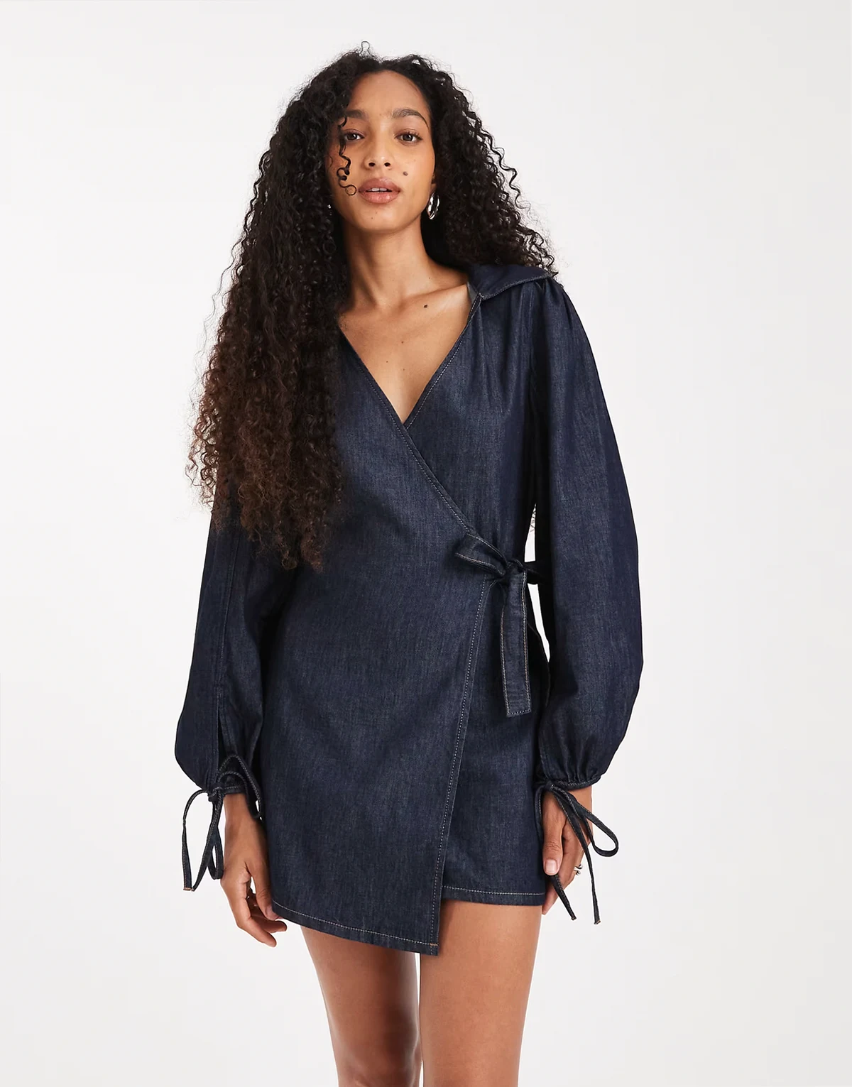 – Wickel-Minikleid aus Denim in Rinse-Waschung mit Ballonärmeln