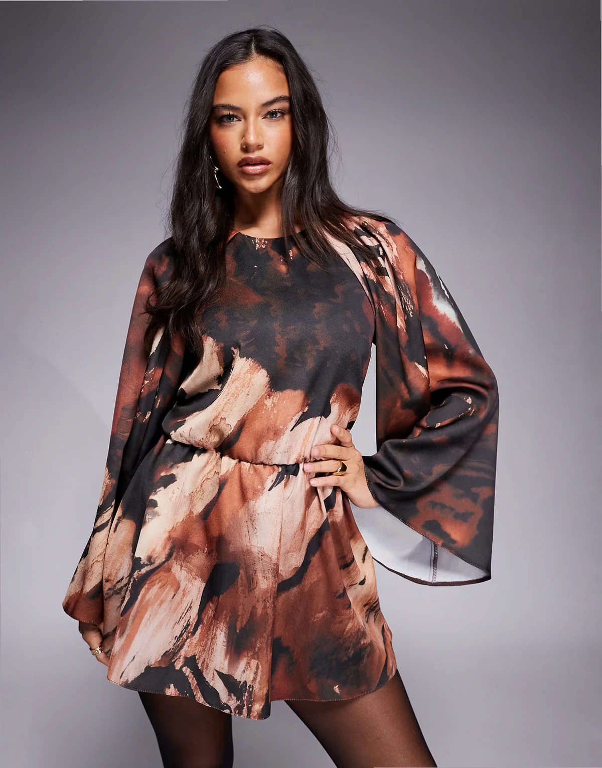 – Langärmliger, hochgeschlossener Satin-Playsuit mit dunklem, abstraktem Muster