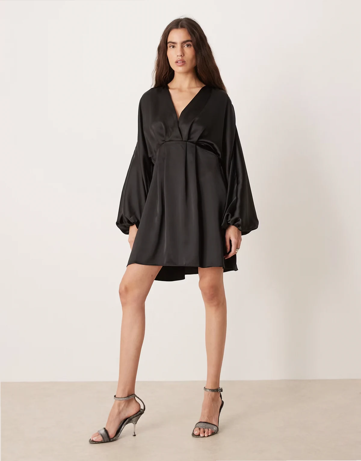 – Satin-Minikleid in Schwarz mit V-Ausschnitt, Fledermausärmeln und gewickelter Vorderseite