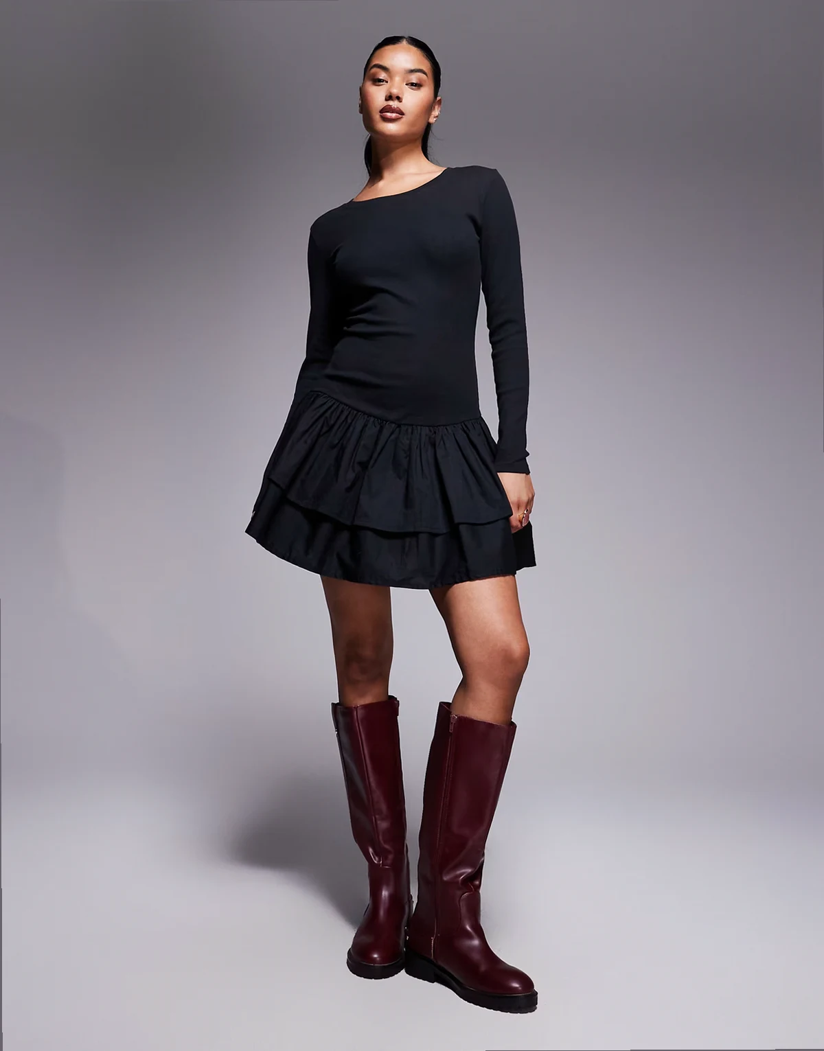 – Geripptes Minikleid in Schwarz mit gewebtem Rock