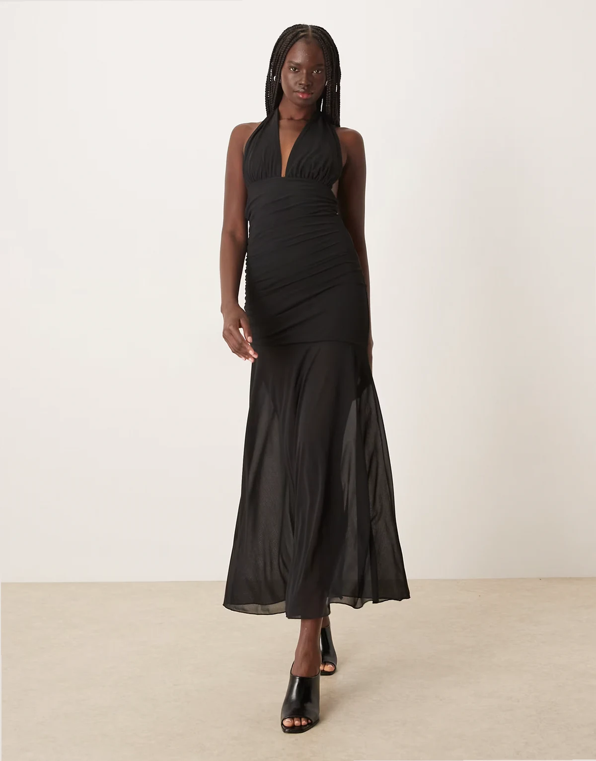 – Neckholder-Maxikleid in Schwarz mit tiefer Taille