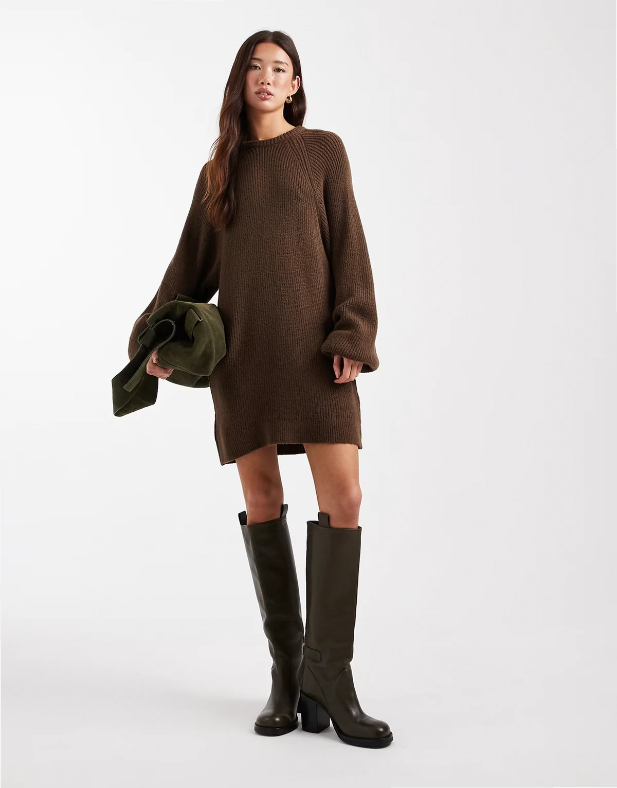 – Oversize-Strickpulloverkleid in Schokobraun mit Ballonärmeln