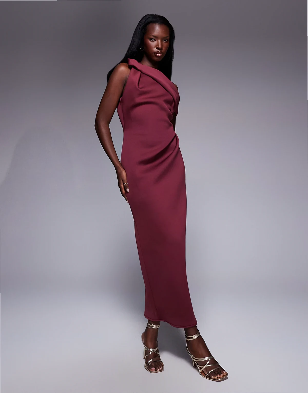 – Midikleid aus neoprenartigem Stoff in dunklem Kirschrot mit One-Shoulder-Träger
