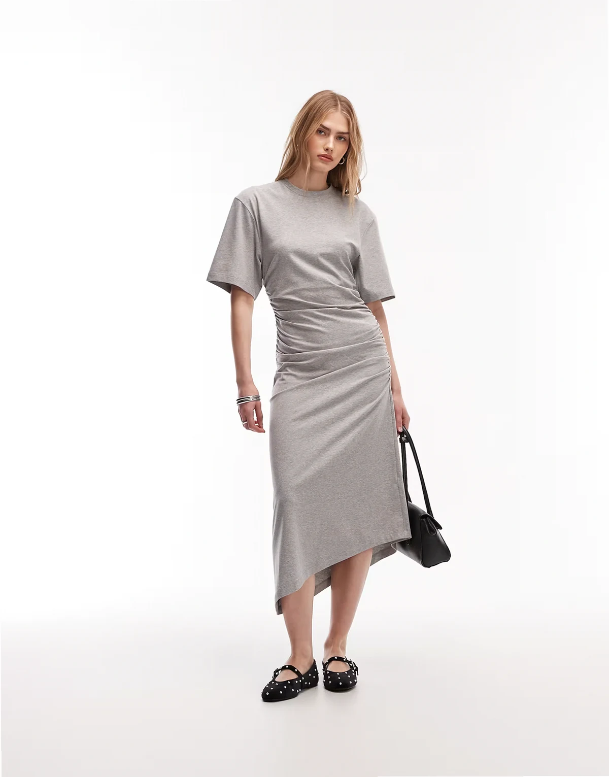 – Gerafftes Jersey-Midikleid in meliertem Grau mit asymmetrischem Saum