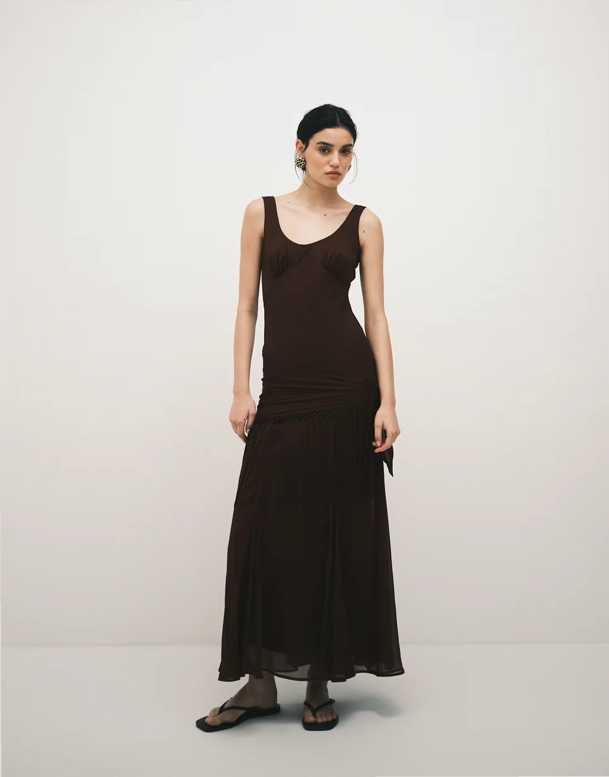 – Chiffon-Maxikleid in Burgunderrot mit drapierten Fransen
