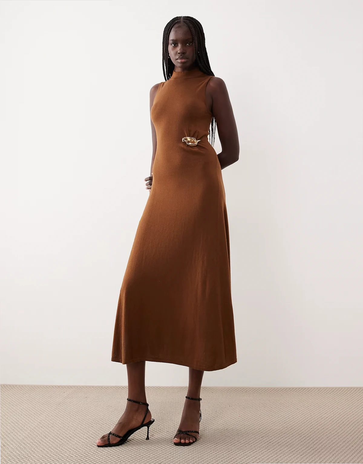– Ärmelloses Maxikleid in Mittelbraun mit Metall-Detail