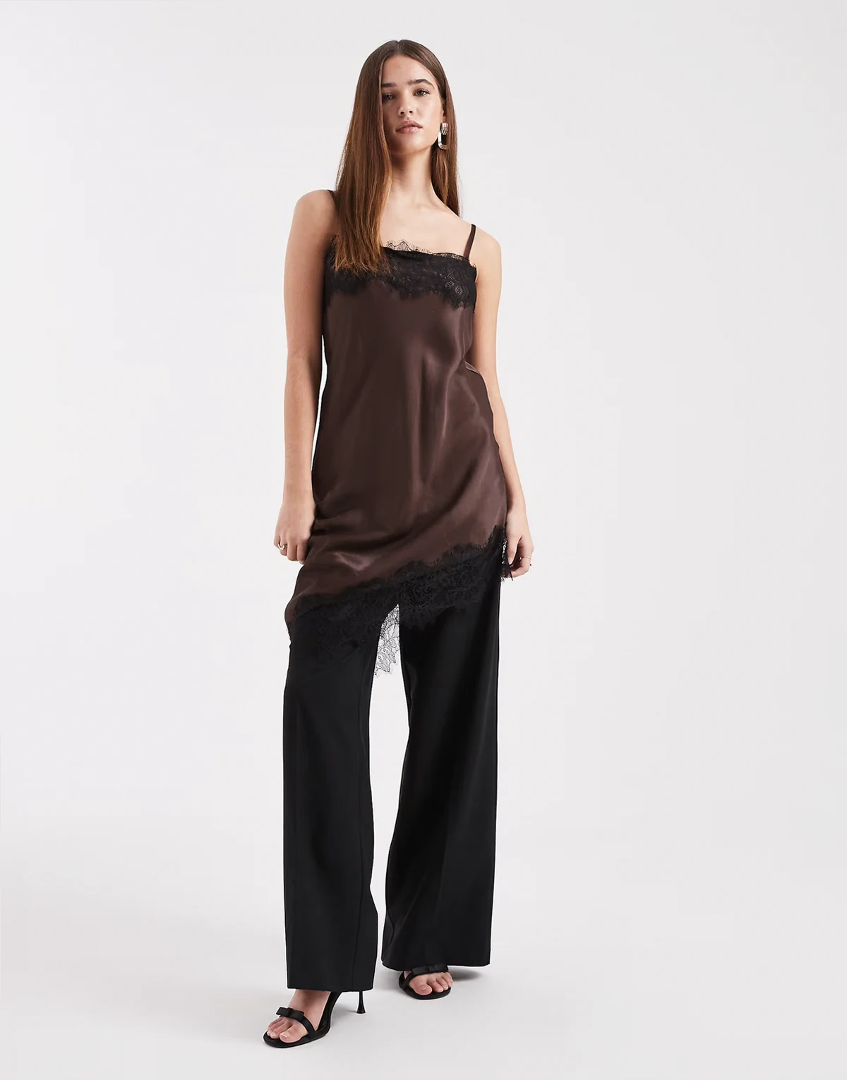– Minikleid aus Satin in Schokobraun mit asymmetrischem Spitzensaum