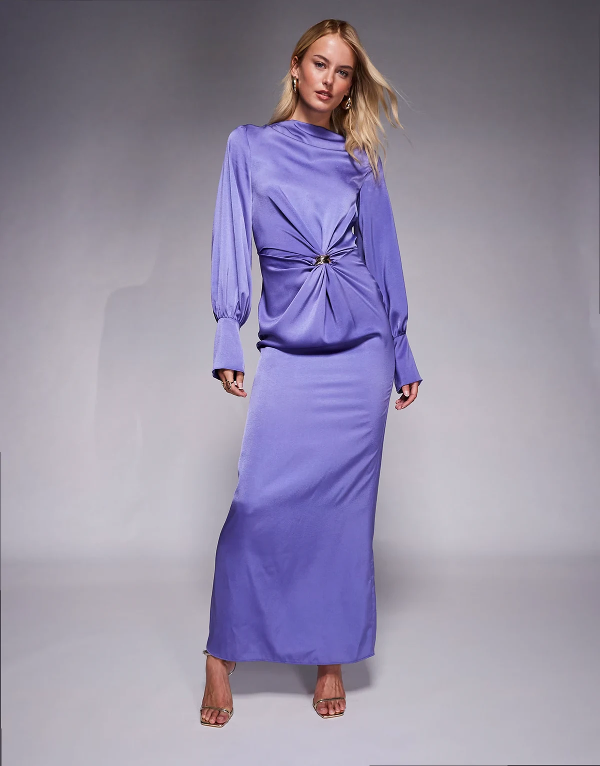 ASOS DESIGN Tall – Cięta ze skosu fioletowa satynowa sukienka maxi ze skręconym przodem i metalową złotą ozdobą