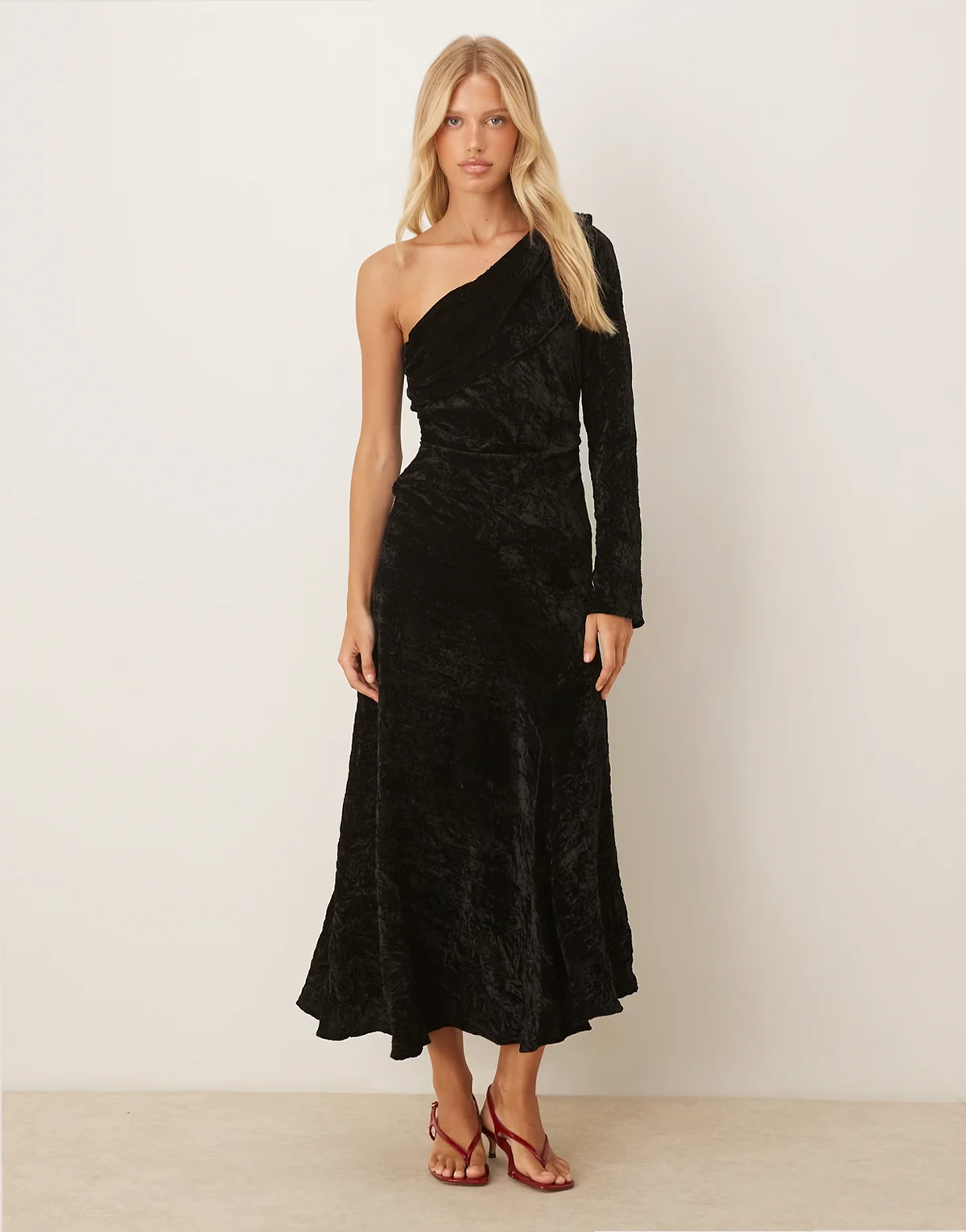 – Asymmetrisches, drapiertes Samt-Maxikleid in Schwarz