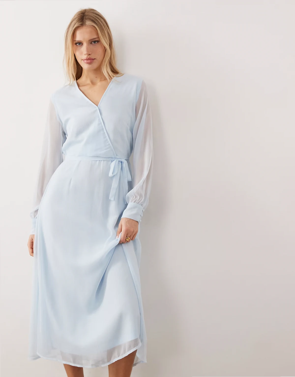 – Langärmliges Midikleid in Hellblau mit V-Ausschnitt