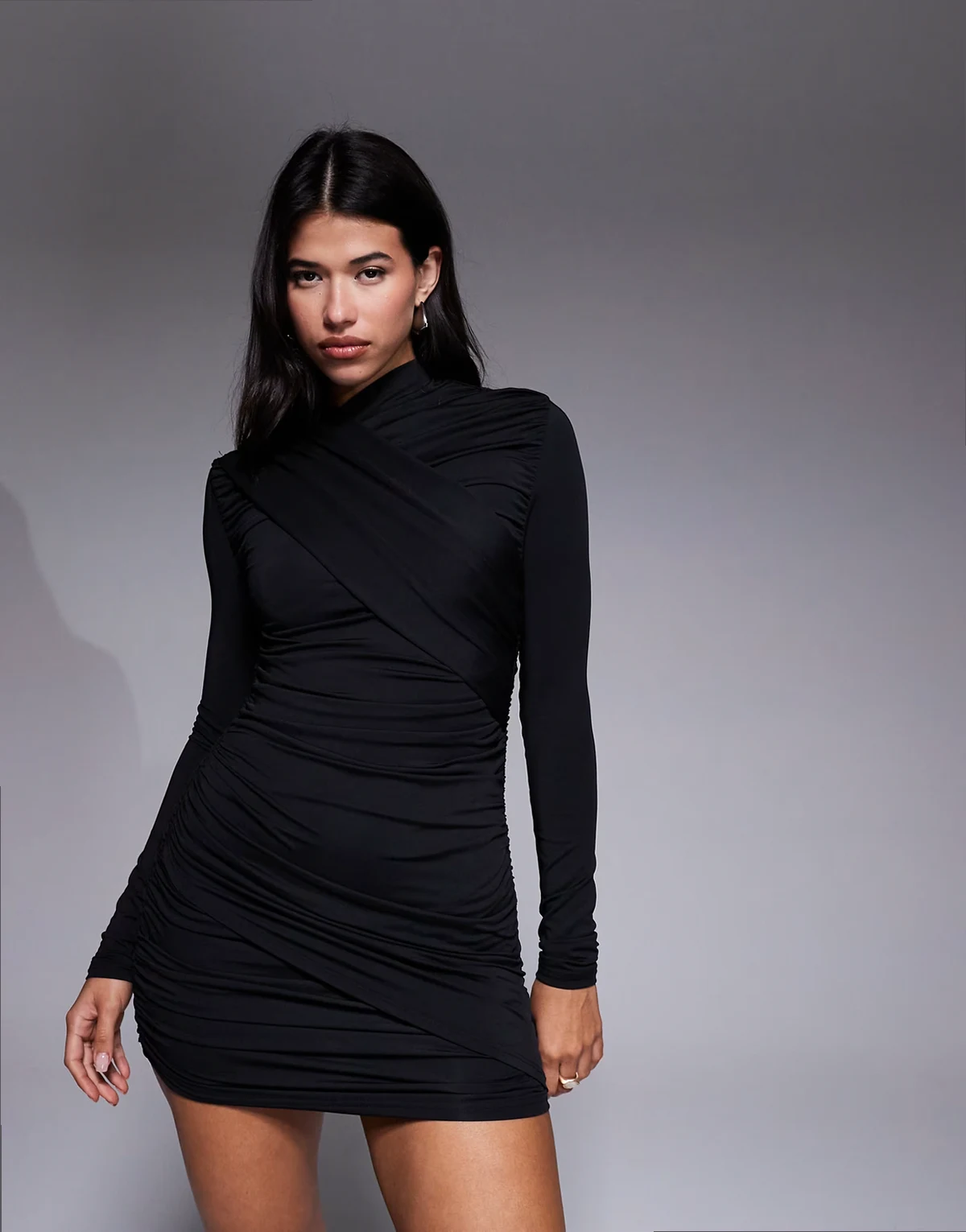 – Miss Me – Czarna sukienka mini o dopasowanym kroju ze skrzyżowanym dekoltem i ozdobną spódnicą