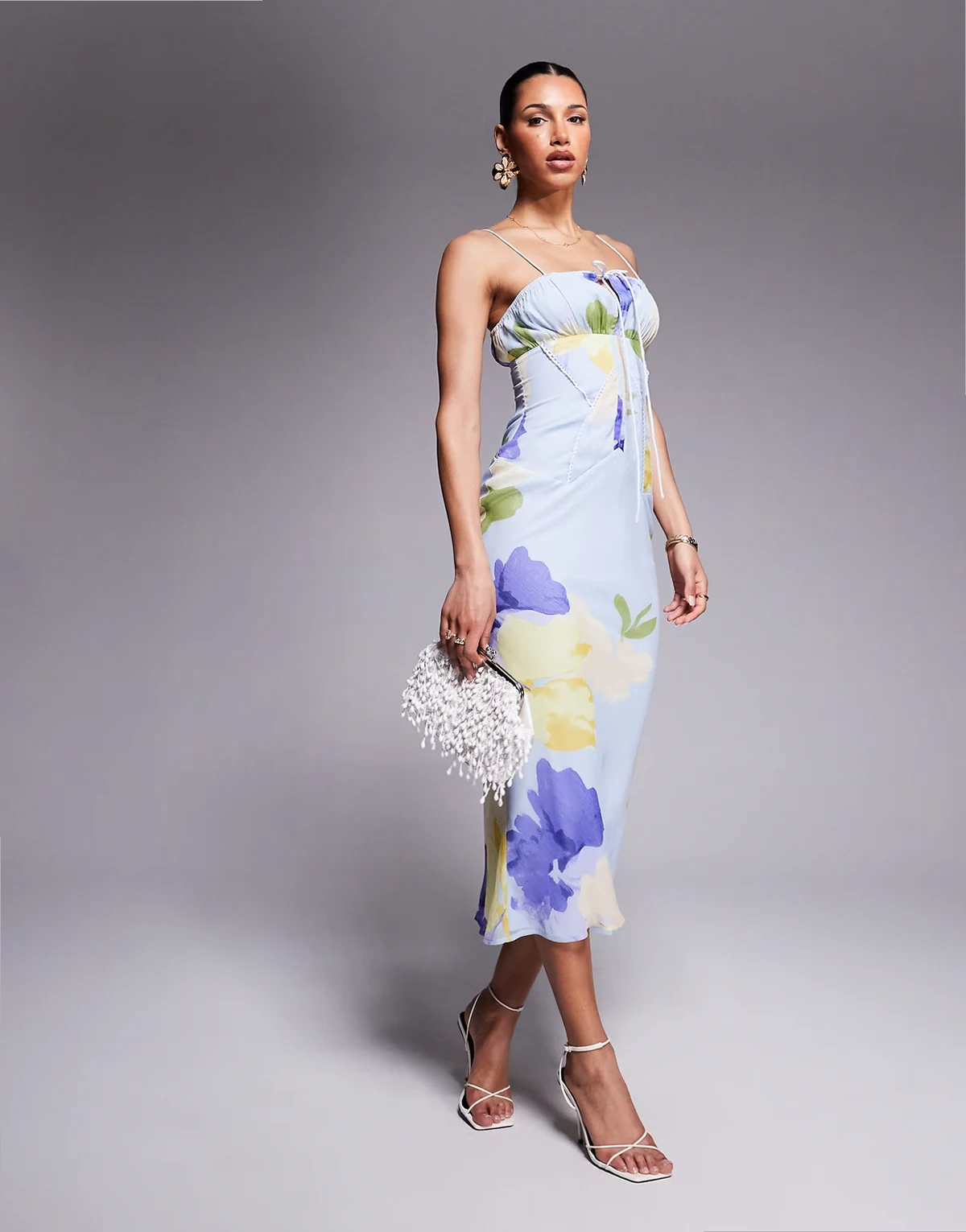 – Chiffon-Midikleid in Flieder mit Blumenmuster, Carmen-Ausschnitt und Schrägschnitt