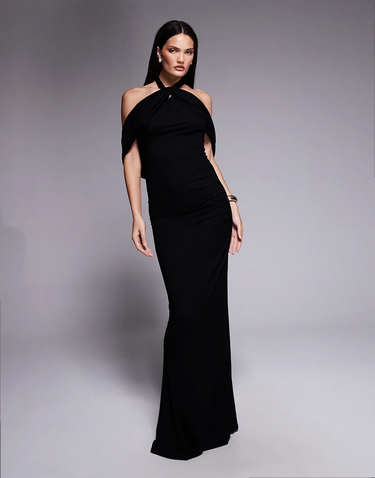 – Drapiertes Neckholder-Maxikleid in Schwarz mit Cape-Detail