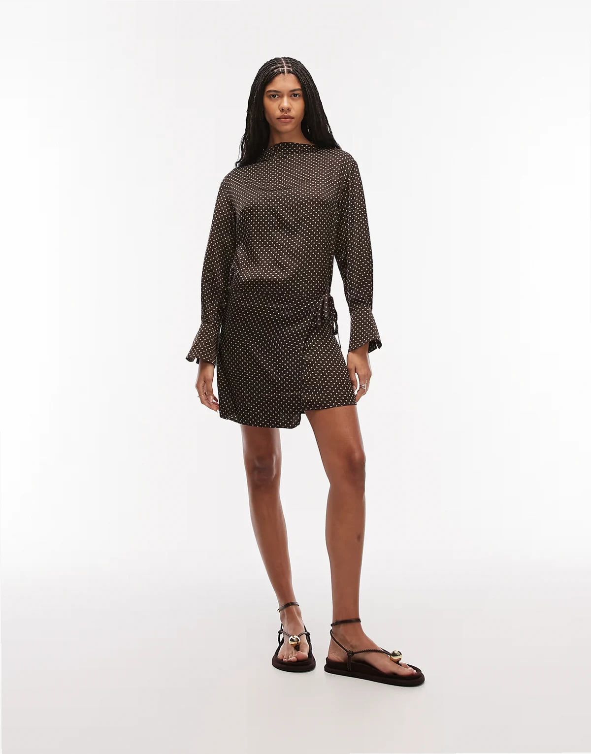 – Langärmliges Minikleid in Braun mit Print in Weiß und asymmetrischem Wickelrock-Detail