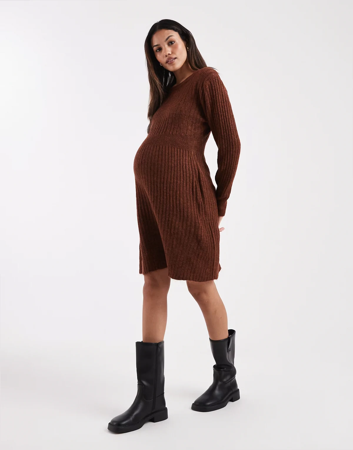 Mamalicious Maternity – Minikleid in ausgestellter Passform aus braunem Rippstrick, Umstandsmode