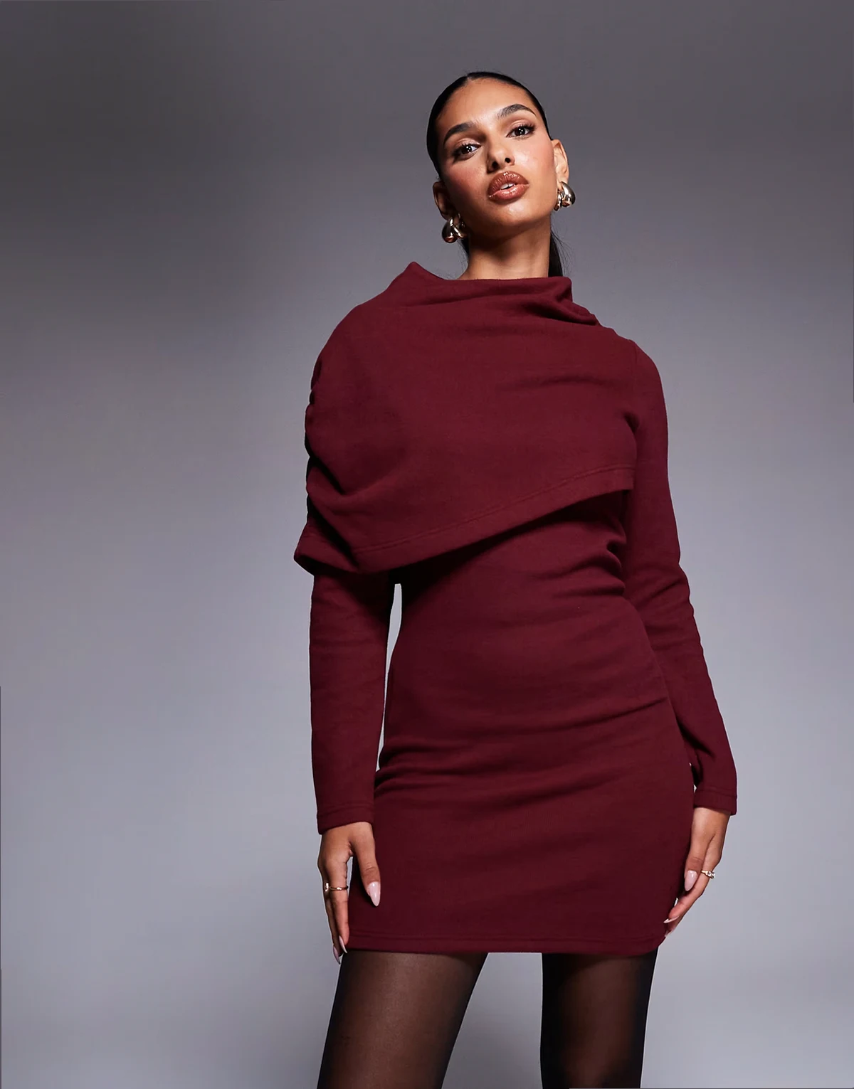 – Superweiches, ausgestelltes Minikleid in Burgunderrot mit Stehkragen und gerafftem Cape-Design