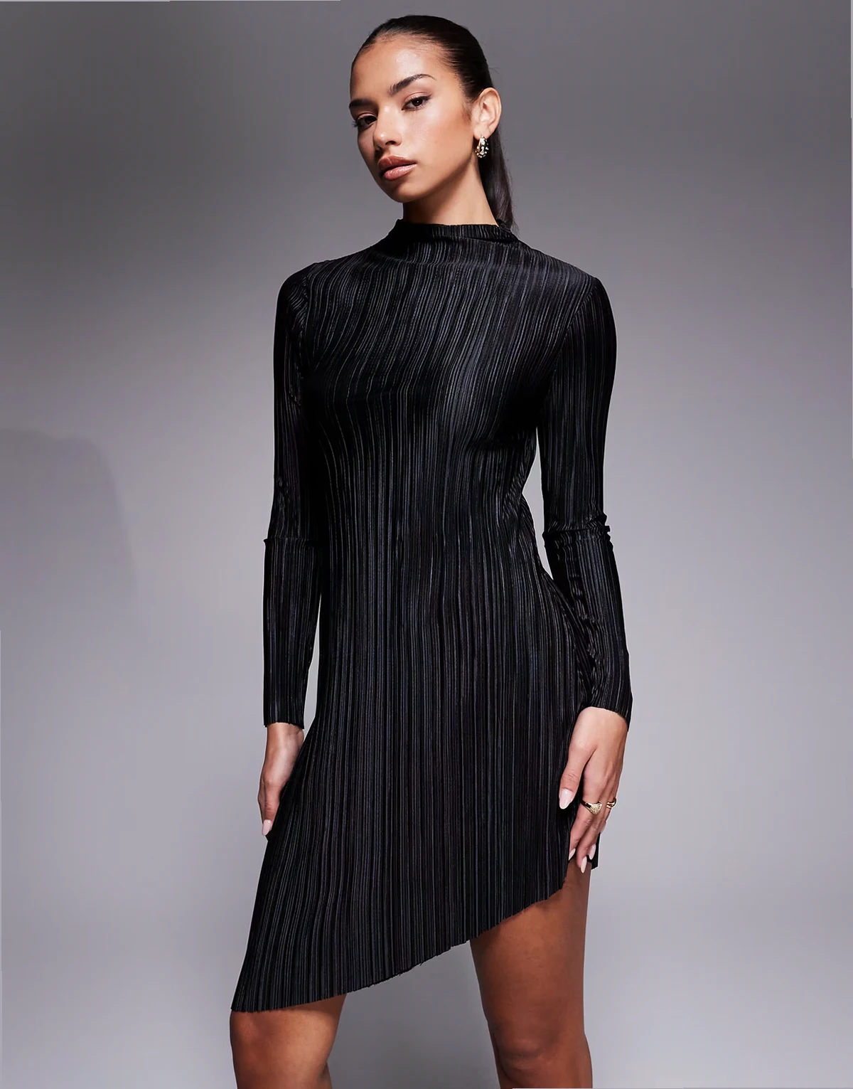– Plissiertes Minikleid in Schwarz mit asymmetrischem Saum