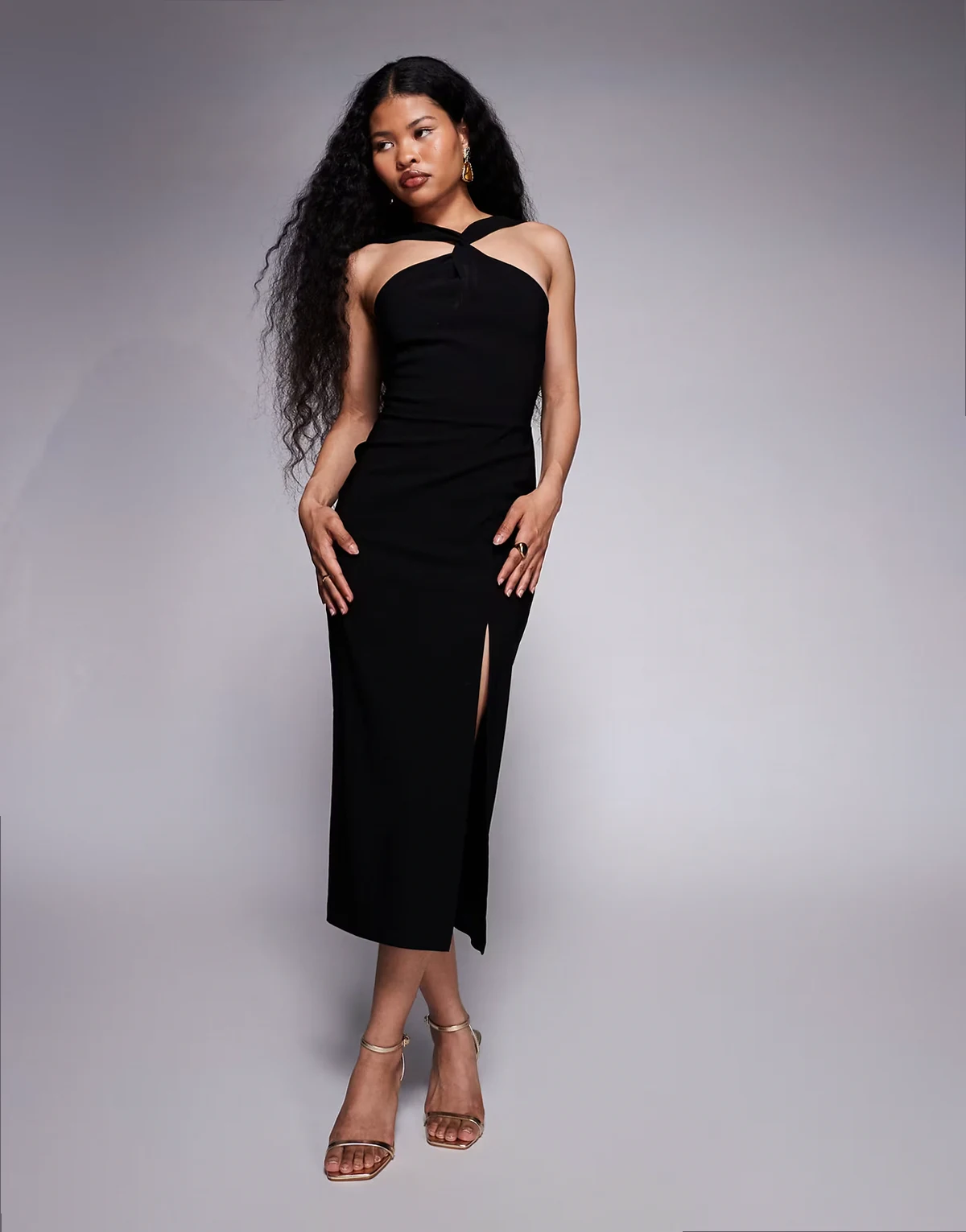 – Midaxi-Kleid aus Bengaline in Schwarz mit Neckholder, Seitenschlitz und verdrehter Vorderseite