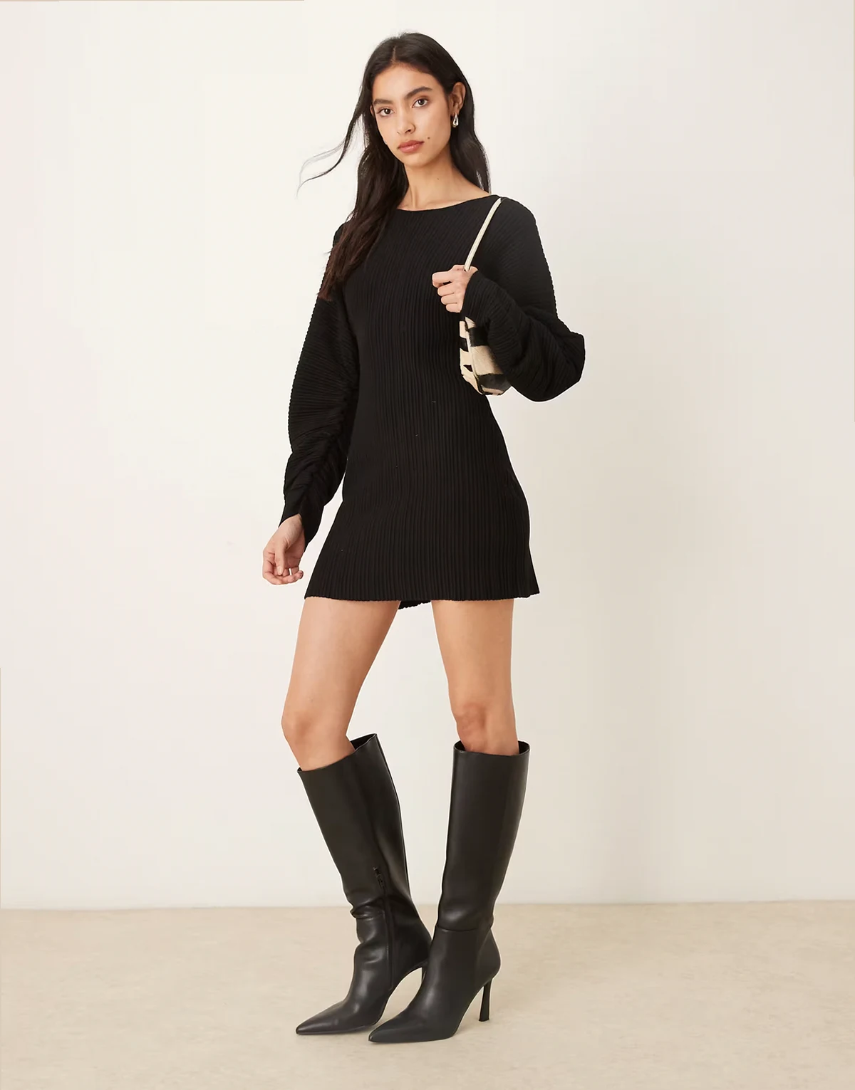 – Langärmliges, formendes Mini-Strickkleid in Schwarz
